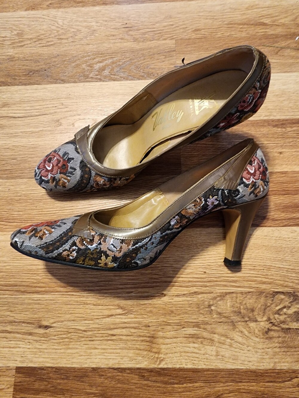 vintage 1960s floral tapestry low-heel pumps Sz 7 M